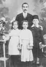 Hseyn Hilmi Ik, with his father Said Bey and his sisters